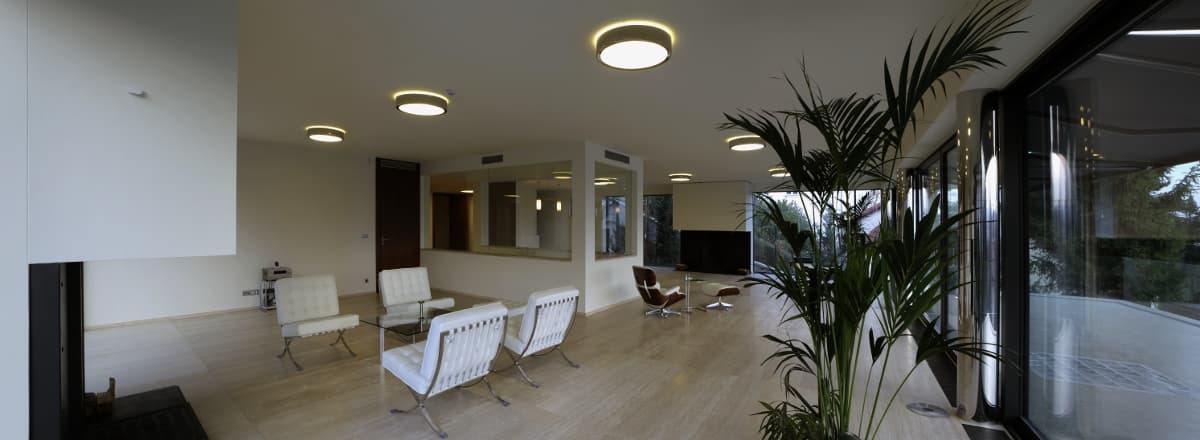 Panoramatický pohled do obytného prostoru s prosklenou stěnou