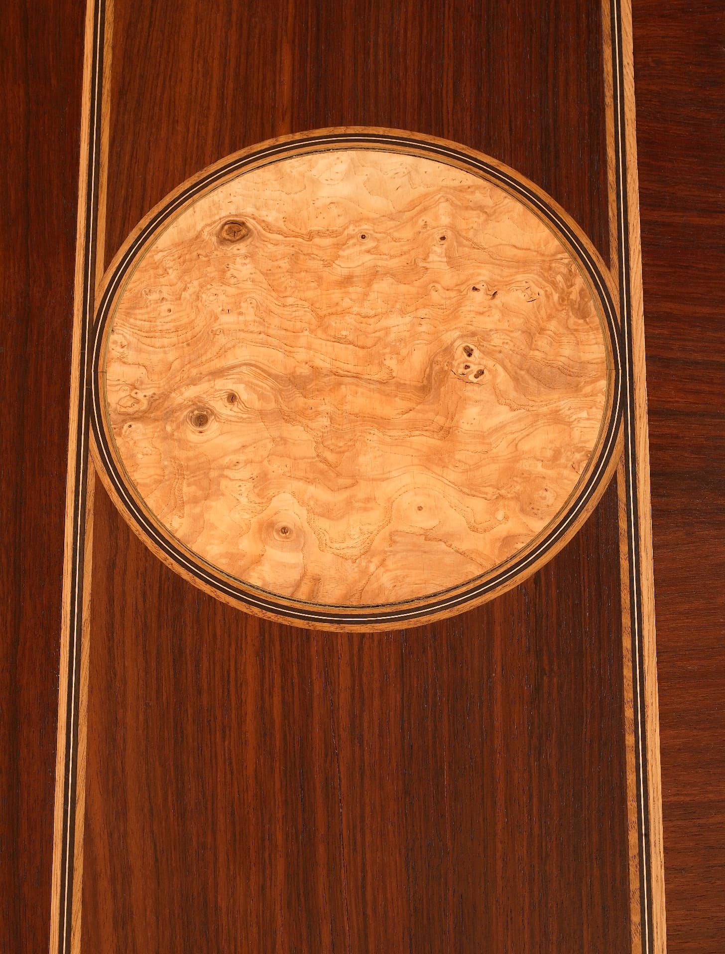 Detail kruhové dřevěné intarzie