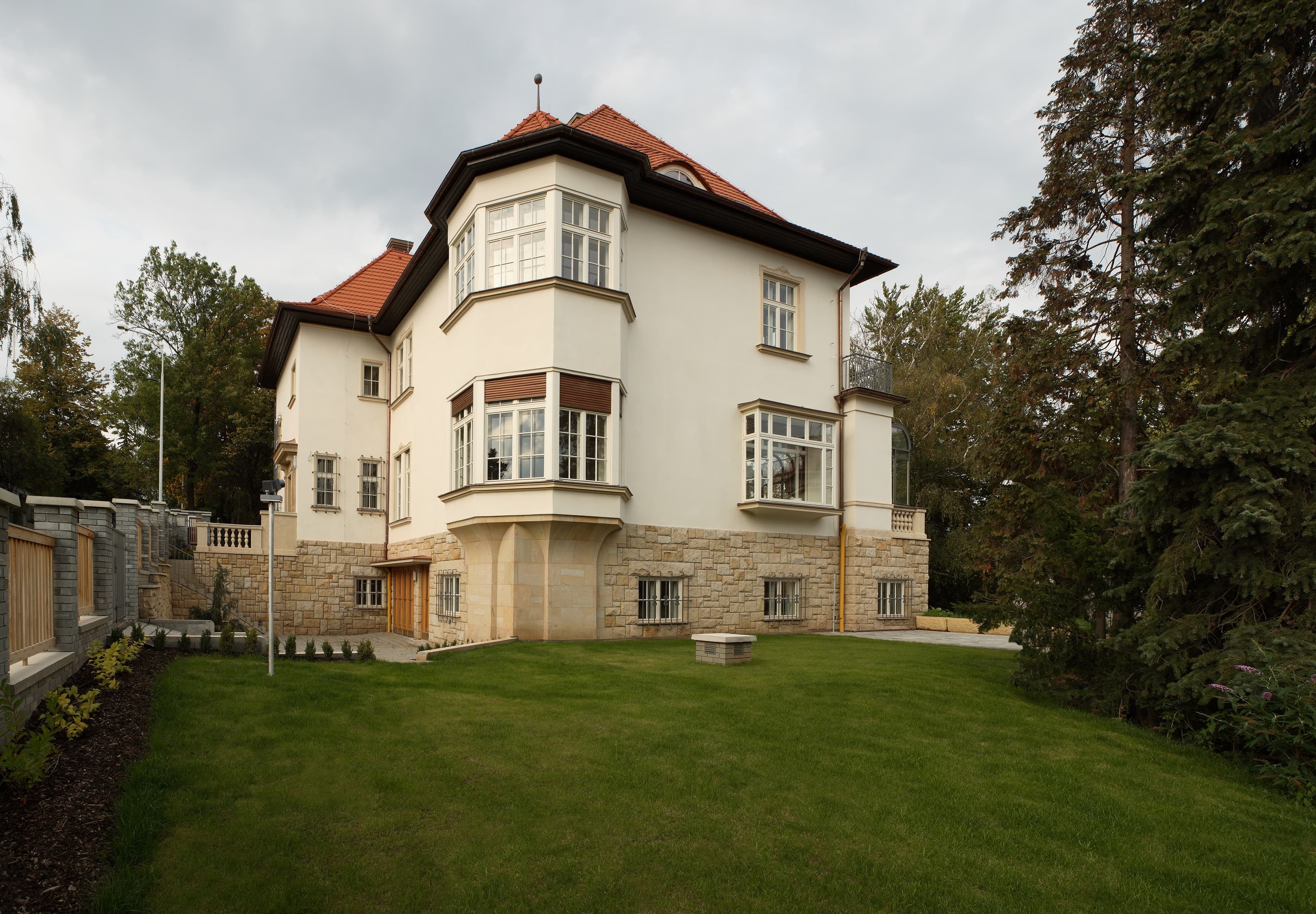 Vnější pohled na vilu ze zahrady