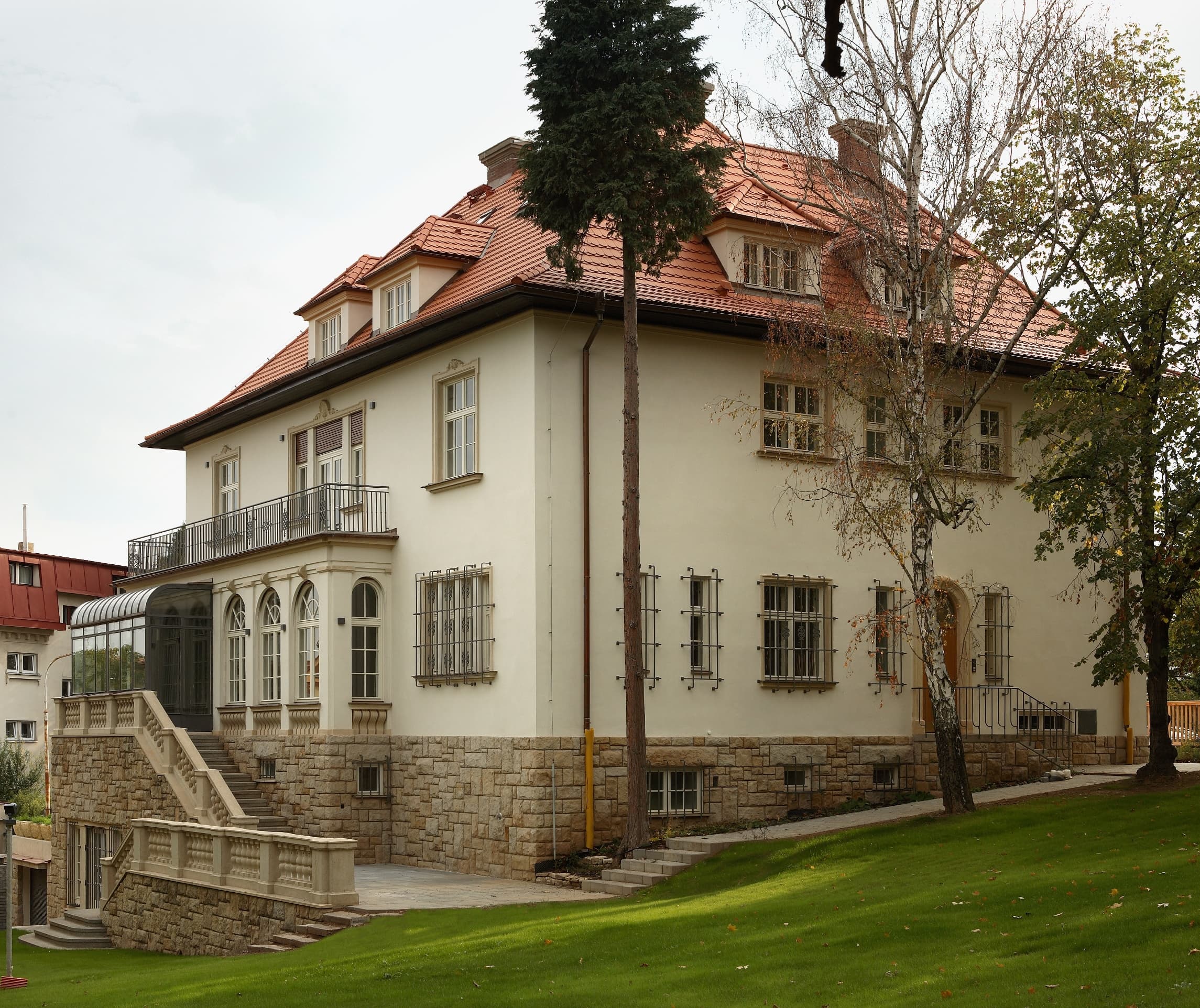 Boční pohled na vilu s terasou a schodištěm