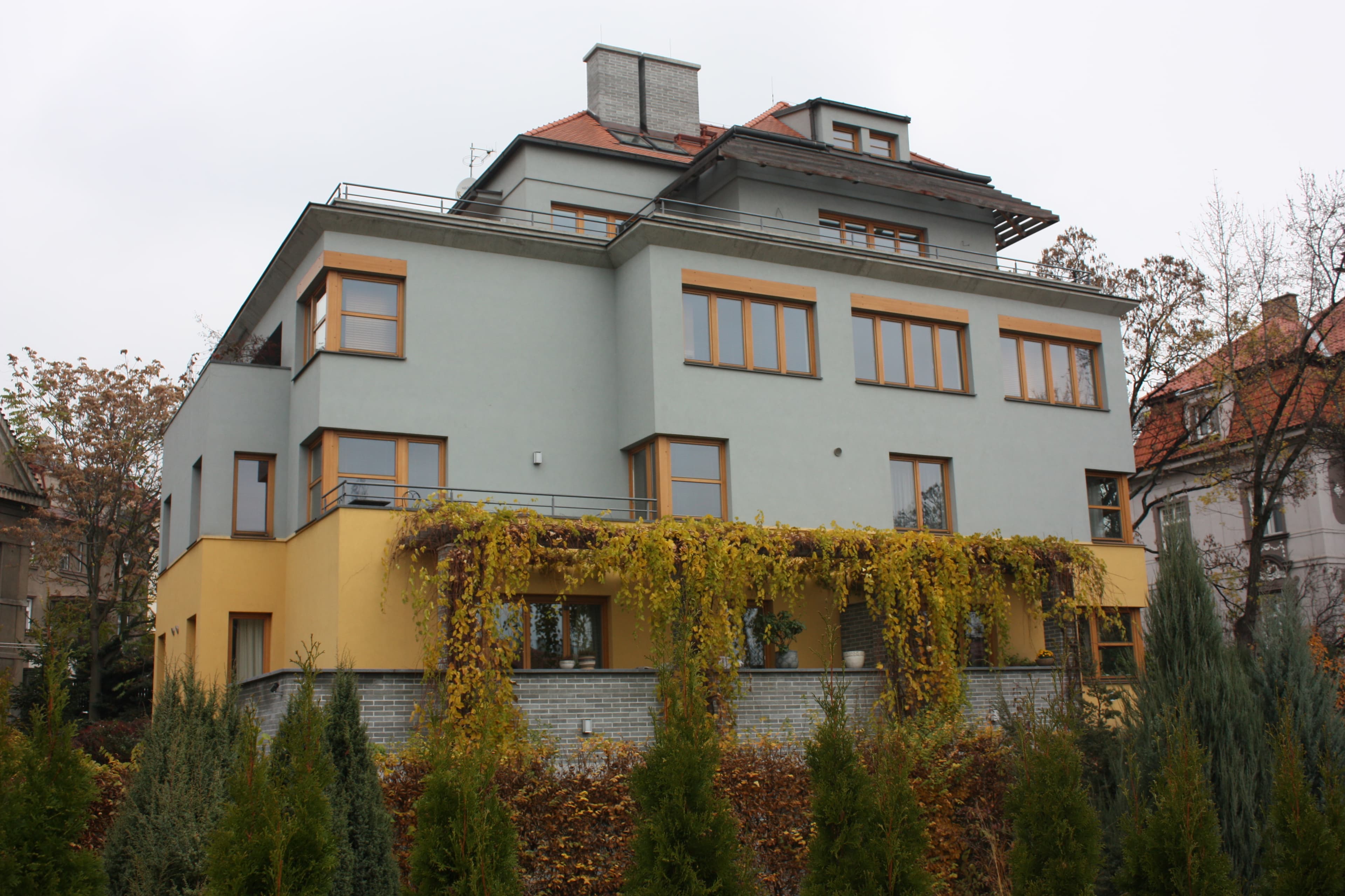 Barevná fotografie projektu Villa Vlašimská ze zahrady